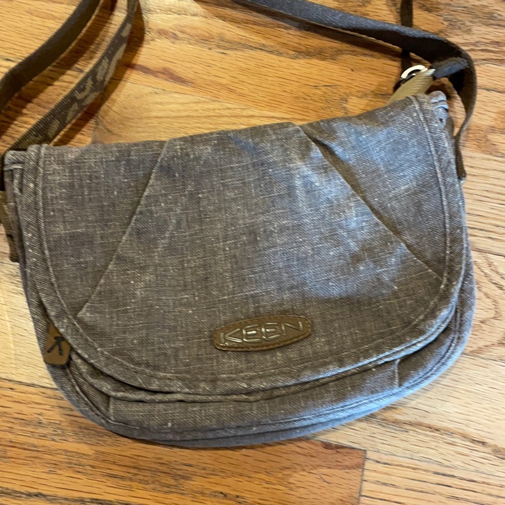 Keen crossbody